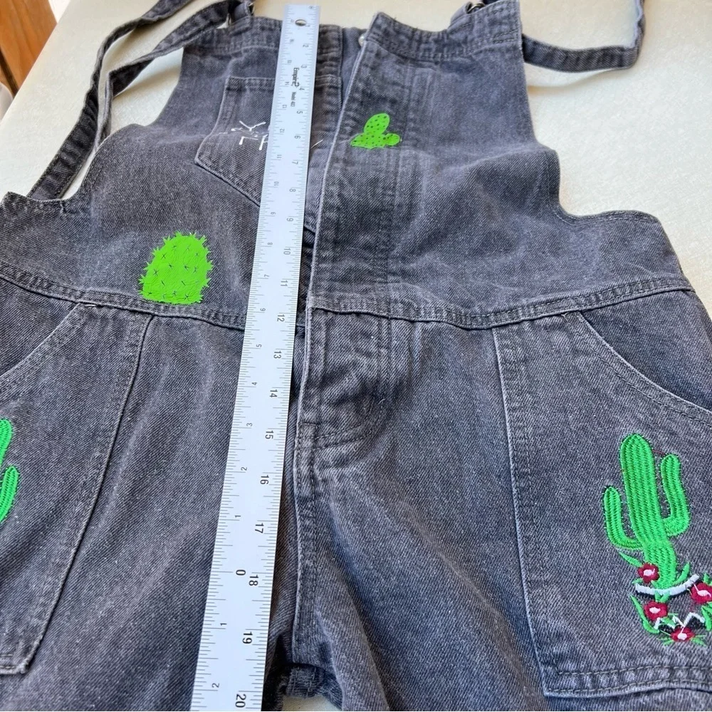 POL Cactus Pint Overalls with front pocket panels hidden buttons Women’s Size M